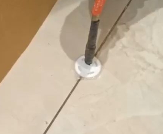 港闸瓷砖空鼓维修公司专业解答瓷砖在铺贴过程中，如果没有涂抹均匀到位的粘结材料（如水泥砂浆或瓷砖胶），可能会导致以下问题
