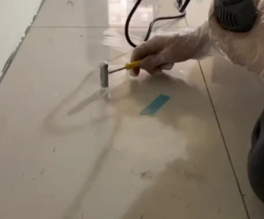 港闸瓷砖开裂维修公司专业分享瓷砖在铺贴前如果没有沥干水分，将会导致以下问题